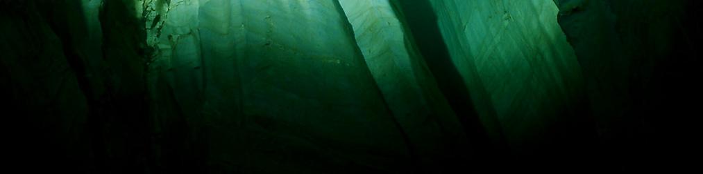 Kagylósan oldott sziklafal a Zöld Szifon végén is, mely ottlétünkkor -13 m mélyen volt, azonban vízállástól függően ez elérheti a -15 m-t