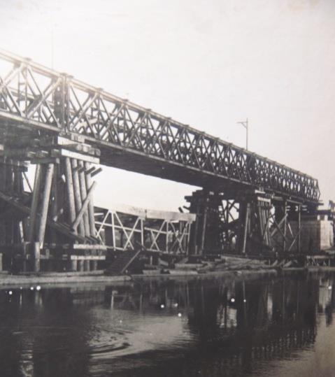 kép: A Baross híd az állomásról nézve Hatvan új csomópontja bővelkedik műtárgyakban: egy acél ívhíd és három előregyártott vasbeton elemekből összeállított aluljáró is épül.