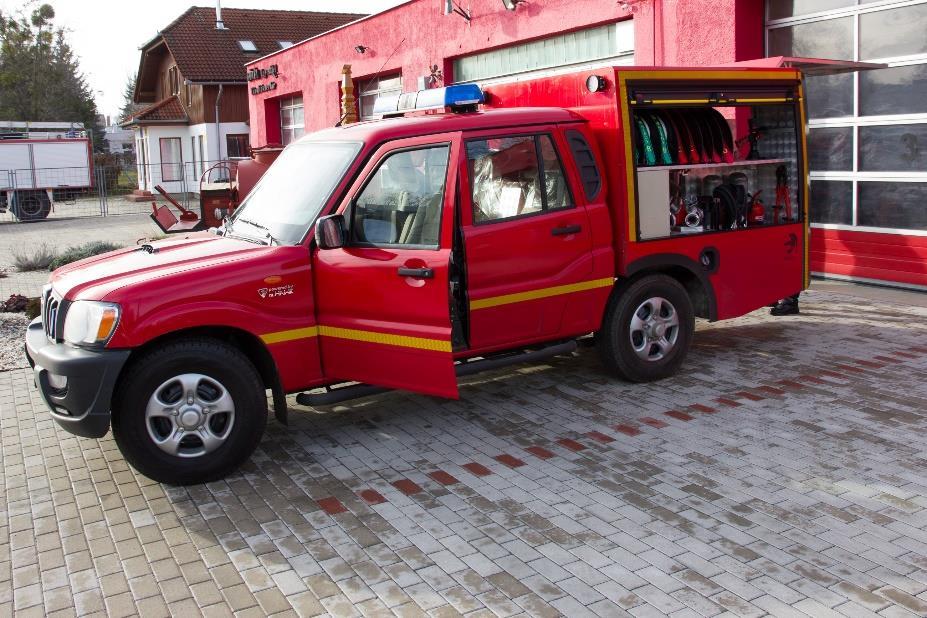 beszerzése; a hivatásos tűzoltóságok leselejtezett gépjárműveinek felújítás utáni átadása;
