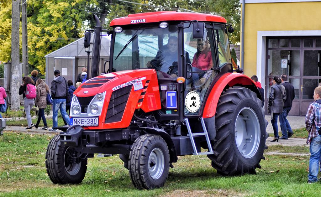A gyakorlati képzés a legkorszerűbb gépekkel és eszközökkel folyik iskolánk új, Zetor Proxima 70 típusú oktató traktora a nyílt napon. A Nemzeti Ménesbirtok és Tangazdaság Zrt.