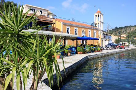 Kos, Kos külvárosi jachtkikötője Kos-szigetén a Dodekaneszosz-szigetvilágban, Mandraki kikötő Rodosz-sziget fővárosában a Dodekaneszosz-szigetvilágban.