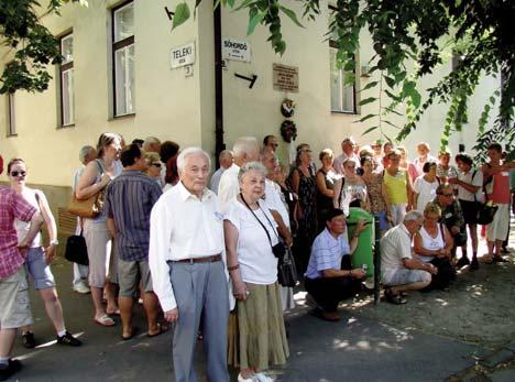 kaj natursciencan, eĉ numismatikan kolektaĵojn, folkloran tenejon, apotekhistorian kaj belartan ekspoziciojn, memorĉambron de Partoprenantoj antaŭ la memortabulo de Julio Baghy la