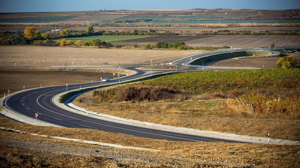 Kiemelt projektek Megújítás alatt az Útprogram ~2 500 Mrd Ft helyett közel 3 000 Mrd Ft a program teljes becsült költsége Közép-Duna menti térségben tervezett országos és helyi közúti, valamint