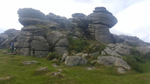 A nap második felében félóra utazás után elértünk Dartmoor híres nagy szikláihoz.