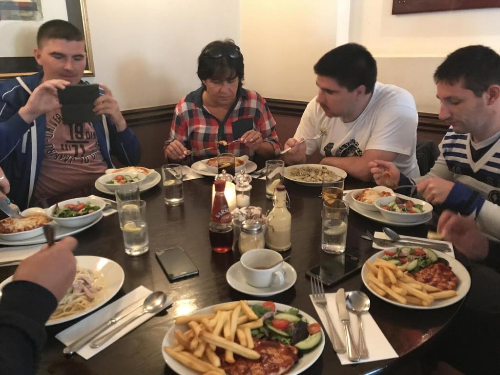 Ebédre egy olasz éttermet választottunk, remek döntés volt. Mindenki elégedetten és teli hassal állt fel az asztaltól.
