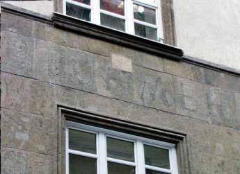 Ennek az 1870-es években lett a cégére a Mayer Ede által készített Mátyás szobor.