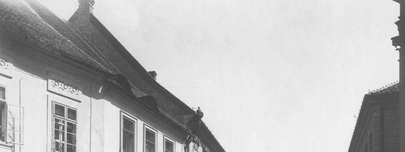 1916. július 1-én az 1915. hagyatéki átadó végzés alapján a ház örökösei: Szentkirályi György, Dr. Szlavnits Lajos, Szlavnits János.
