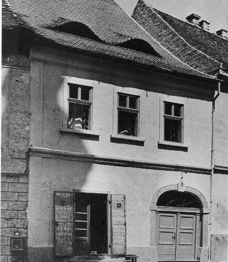 19. A külső homlokzat a háború utáni helyreállítás után. Budapest Fővárosi Levéltára A 183.