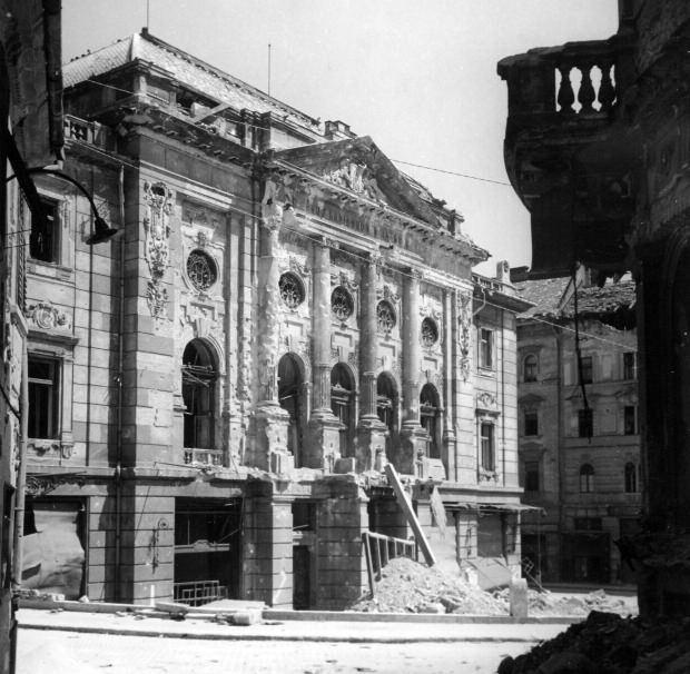 A Budai Vigadó 1945-ben. Dr. Csörgeő felvétele BTM Kiscelli Múzeum Fényképgyűjteménye, lt. 26.418.