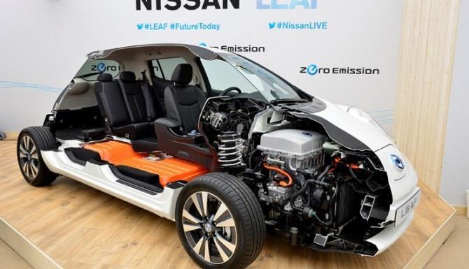 inverternél egy 24 kwh-ás akkumulátorral szerelt Nissan LEAF