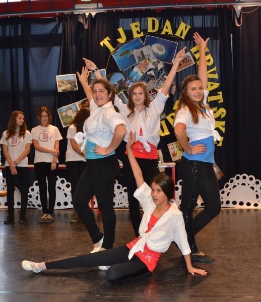 Ajándékkosár címmel a tótszerdahelyi horvát iskola diákjai adtak szép műsort: bemutatták az iskolájukat, hagyományos