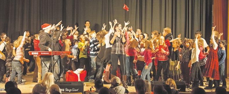 Közel 155 gyermek kapott ajándékcsomagot, szaloncukrot, s néhányan táncolhattak a színpadon a nagyszerű hangulatot teremtő Kiss Kata Zenekarral.