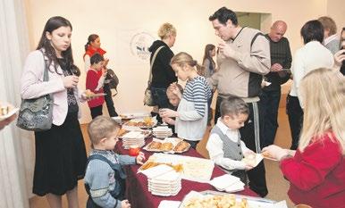 Akadtunk nádba, ültünk motorra, fizettünk fémpénzzel teljes sötétségben, izgalmas és érdekes volt.