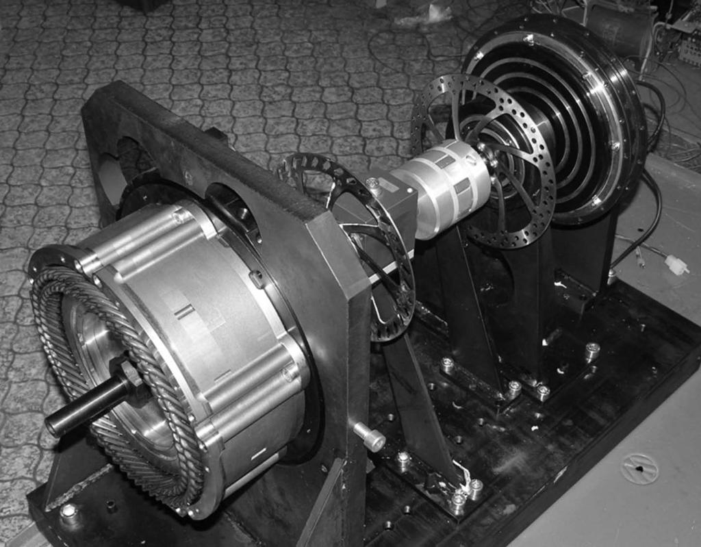 A motorok fejlesztése összekapcsolódik a szükséges elektronikus szabályzó erősítő kutatásával.