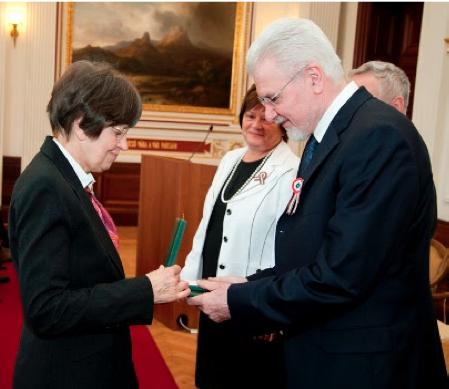 Janecskó Mária tanárnő! Sok szeretettel gratulálunk!