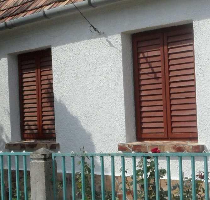 Nyílászárók Az épületek megjelenését nagyban befolyásolják a nyílászárók, hiszen rajtuk keresztül nyit az épület