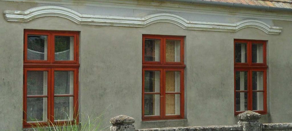 Nyílászárók cseréjekor figyelembe kell venni, hogy az arányok igazodjanak a meglévő állapothoz, a jó homlokzati
