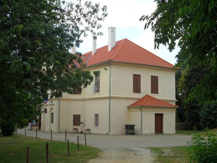 timpanontengelyben lunetta-ablakkal. A nagybirtokos család a XIX.