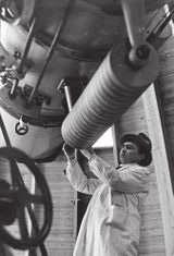 Kulin György munka közben a svábhegyi csillagvizsgáló f m szerével mely a MCSE központja lett. Felavatása 1947. november 22 én történt.