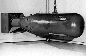 Miután Japán elutasította az Egyesült Államok feltétlen megadásról szóló ajánlatát, a hírhedt B-29-es bombázó az Enola Gay 1945 augusztus 6-án megszabadult halálos terhétől Hirosima felett.