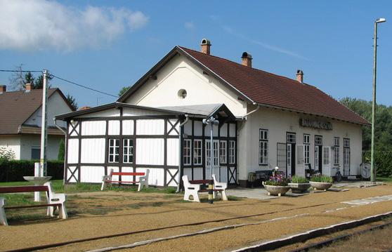 Vasútállomás épülete A Somogyszob-Balatonszentgyörgy vasútvonal mentén épült egyszerű, nyeregtetős épület, fachwerkes