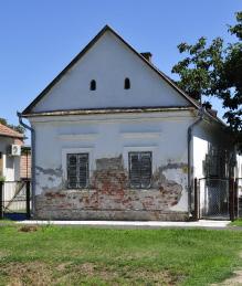 A homlokzatok alapvetően vakolatarchitektúrával készülnek, jellemzők lehetnek az ablakok körüli keretezések, illetve a kvázi tartószerkezeteket imitáló vakolatdíszítések.