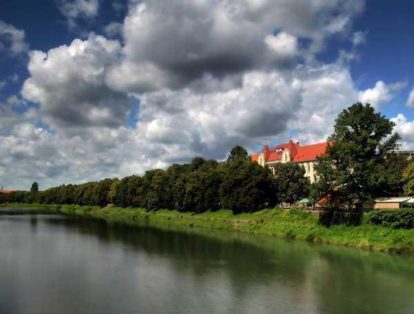 Európa leghosszabb hársfasétánya Ha Ungváron járunk, akkor feltétlenül sétáljunk egyet az Ung folyó északi partján, amelynek mentén található Európa leghosszabb hársfasora.