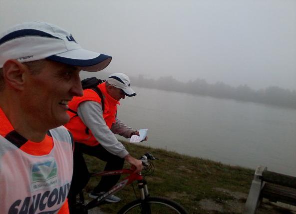 Ez jókor jön, hiszen kicsit elvonja a figyelmemet, lazít. Elkészülünk. Sipi körbebiciklizi az Ernst Happel stadiont, megkeresvén a marathon kaput. Az órámmal bajlódok.