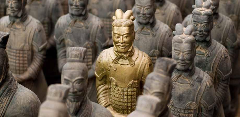 209-210-ben temették el az első kínai császárral, Qin Shi Huangdivel, aki a több mint nyolcezer figurából álló terrakotta hadsereget azért formáztatta meg, hogy a lelkek világában is legyen támasza