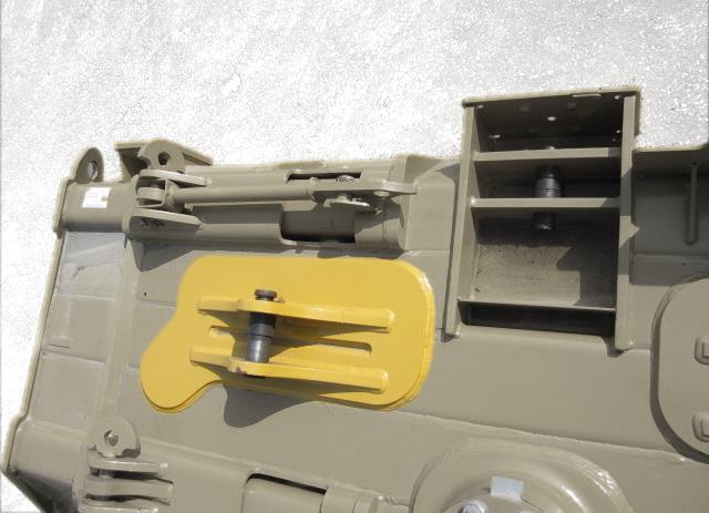 ábra Bracketeket tartalmazó Caterpillar tolólap hátoldala [19] Kiemelt részlet egy bracketet tartalmazó tolólapról [19] Az ilyen tolólapokat dózer gépekkel használják talajegyengetésre vagy egyéb