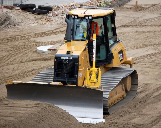 ábra Tolólap alkalmazása egy Caterpillar D6K munkagépen [20] A bracketek felépítése viszonylag egyszerű. Jellemzően egy talplemezből és a fülekből áll.