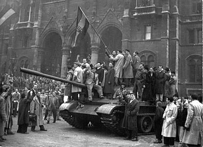 Egyesek magyar zászlókkal díszítették a szovjet harci járműveket és kiültek a páncélosok tetejére.