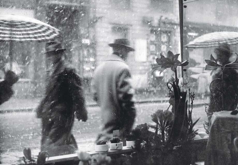 FOTÓ 66 KÁVÉZNI ÉS BANKOLNI EGY HELYEN! F Bentről szép az eső, irány egy jó kis kávéház! Fotó: 1958., www.fortepan.