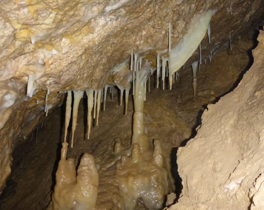 ELŐZMÉNYEK: A CSODABOGYÓS-BARLANGot 1990-ben a budapesti Acheron Barlangkutató Szakosztály kutatói, Kárpáth József vezetésével tárták fel. A szisztematikus kutatómunka eredményeként a barlang 2000.