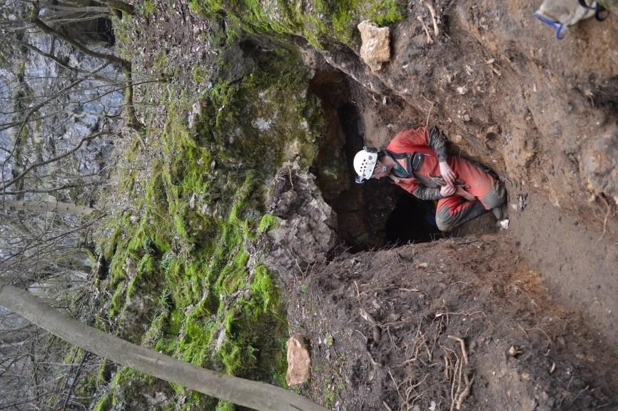 eredményeként később még 5 métert jutottunk előre. A barlang hossza jelenleg 80 méter, mélysége nem változott. BAJÓTI S.ÖDÖG-LYUK: I.