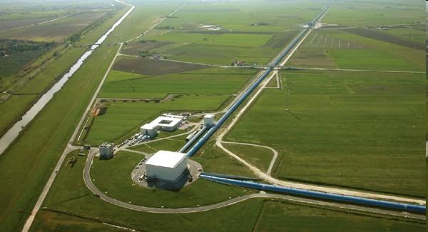 Gravitációs hullámok LIGO (Laser Interferometere Gravitational-wave Observatory) A LIGO gravitációshullám-detektor egyik