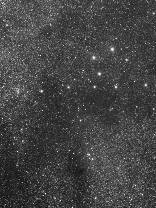 150 Meteor csillagászati évkönyv 2016 A Vállfa-aszterizmus (Cr 399) és az NGC 6802 nyílthalmaz, valamint az LBN 130 halvány szövedéke a Vulpecula