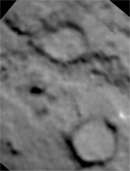 Jobbra a becsapódás által létrehozott mesterséges kráter a külsõ, mintegy 150 méteres kör annak karimája, a belsõ pedig a kráter aljzata a NASAStardust ûrszondája (Stardust-NExT) által 2011-ben