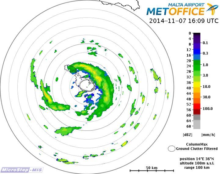 E körül pedig spirális csapadéksávok fejlődtek ki (12. ábra). A ciklon kezdetleges, délen és északnyugaton nyitott szemfalát a máltai radarmérések is jól mutatták (13. ábra). 12.