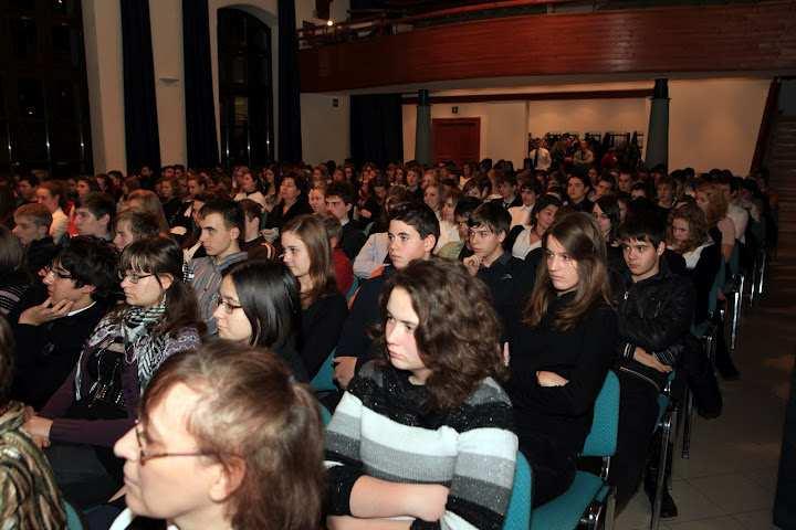 Decemberben Hagyományainknak megfelelıen különleges repertoárral készültünk a karácsonyi koncertre, amelyre az idén a Babits Mihály Mővelıdési Központ és Mővészetek Háza szervezésében került sor.