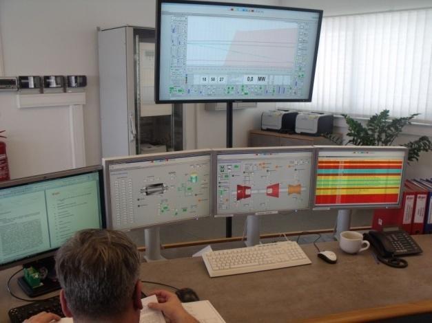 Az erőmű a 400 kv-os hálózathoz csatlakozik a 20/400 kv-os, 520 MVA-es fő transzformátor segítségével, mely Magyarországon jelenleg a legnagyobb teljesítményű háromfázisú transzformátor.