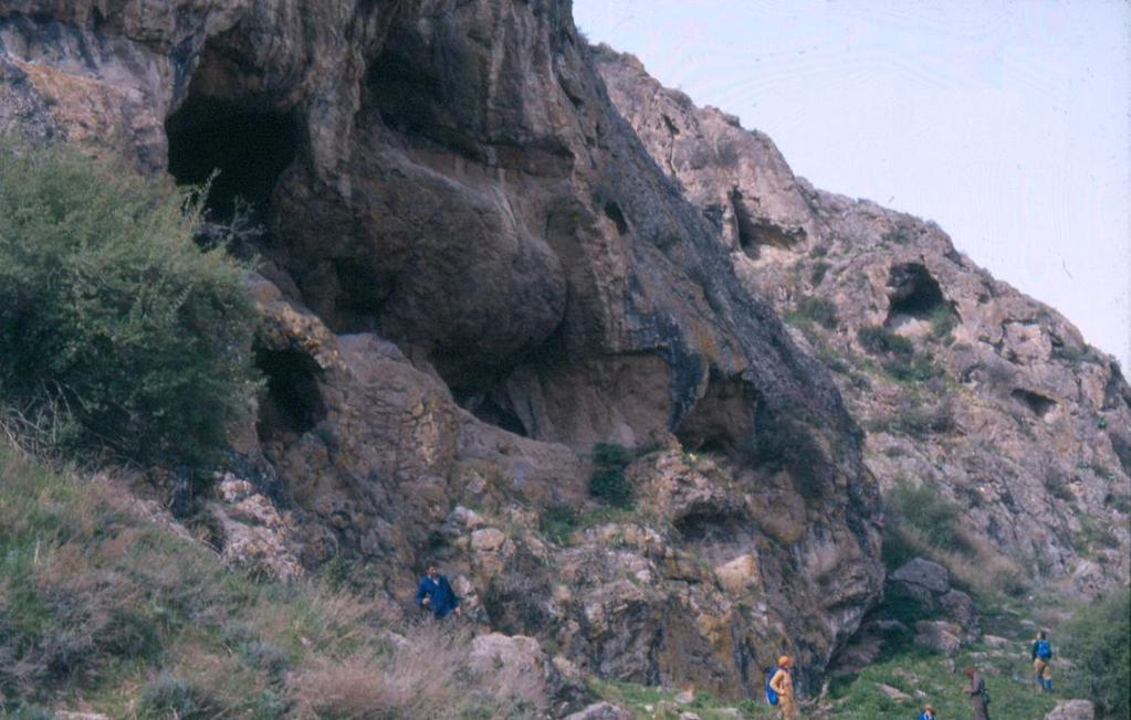 4. kép: Árnyékoldás kialakította üregek óidei nészkőben Os környékén (Kirgizország). Picture 4.