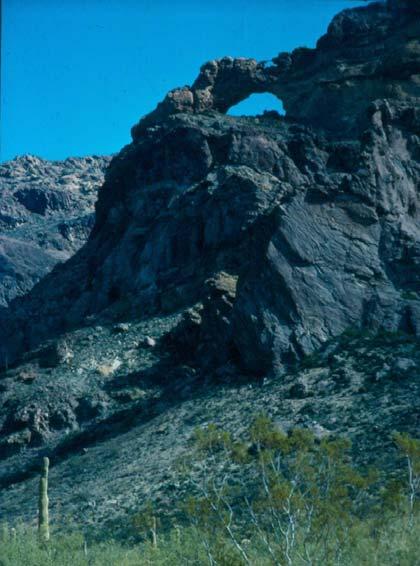 kép: Árnyékmállással létrejött sziklahíd miocén andezitban (Organ Pipe National Monument,
