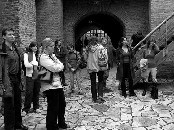 Havassy Péter múzeumigazgató mutatta be a két éve felújított gyulai várat Fotó: KÖH [ Figyelõ Régészeti felügyeleti értekezlet Gyulán HARKAI ISTVÁN MÉSZÁROS PATRÍCIA PARDITKA GYÖRGYI AKulturális