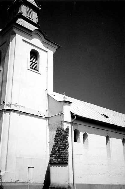 A beregi Lónyától légvonalban alig negyven kilométerre fekvõ nyírségi község, Nyíribrony református templomának 1985-ös restaurálása és a gótikus falképek fellelése azonban meglehetõsen