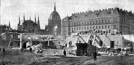 Az Újépület lebontása 1871 óta szerepelt a Közmunkatanács minden városrendezési tervében, de rengeteg mindennek meg kellett épülnie ahhoz, hogy a dísztelen épületkolosszus végre eltûnjék. II.