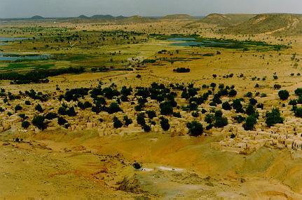 Szudán A Szaharához hasonló felépítésű táj. Táblás vidék, amit táblaszerű hegyek, medencék, folyóvölgyek tagolnak.