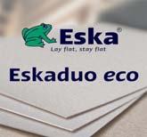 EskaMono Az EskaMono volumenizált könyvkötő lemez egy oldalon famentes, fehér ofszettel kasírozva, újrahasznosított hulladékpapírból készült, és ami teljes mértékig újra feldolgozható. 88034512 1.
