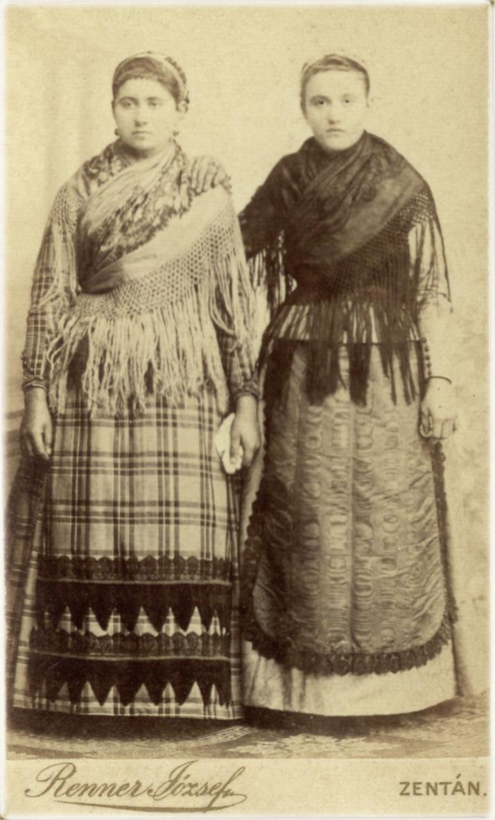 A magyar lakosság körében a nõi felsõruházatból a múlt század derekán a gyári anyagok kiszorították a vásznat, az alsóruhákat, az inget és a pendelyt azonban még a XIX XX.