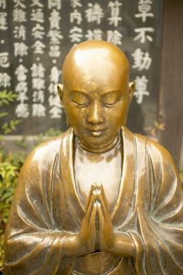 Buddhista gyökerek A belső figyelem elmélyíti a koncentrációt a meditáció irányába. A belső figyelem állapotában a tanítvány elmerül a teste, érzései és gondolatai szemlélésébe.